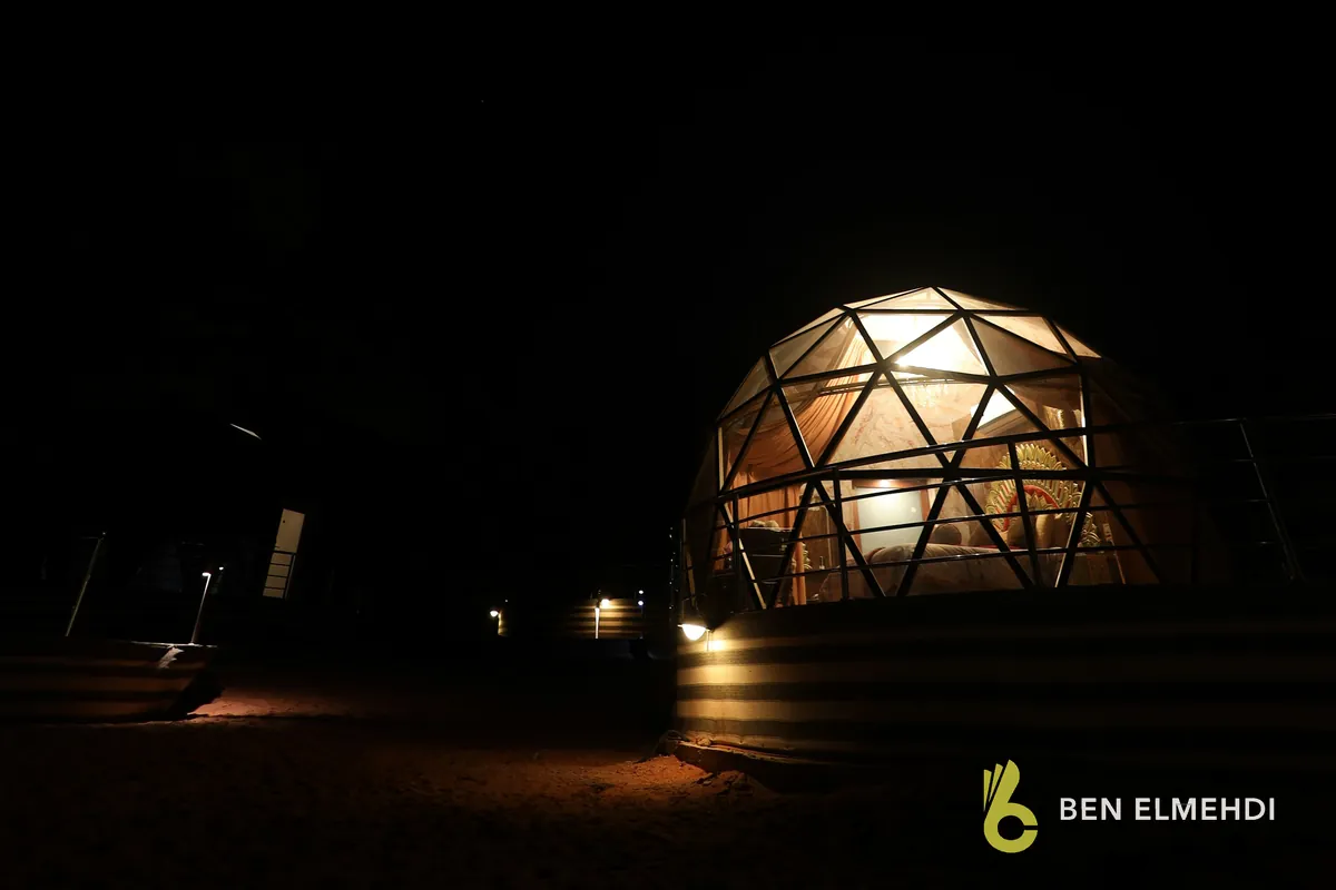 Dôme géodésique éclairé de l’intérieur, la nuit