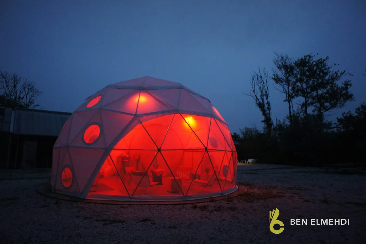 Dôme blanc éclairé en rouge à la tombée de la nuit