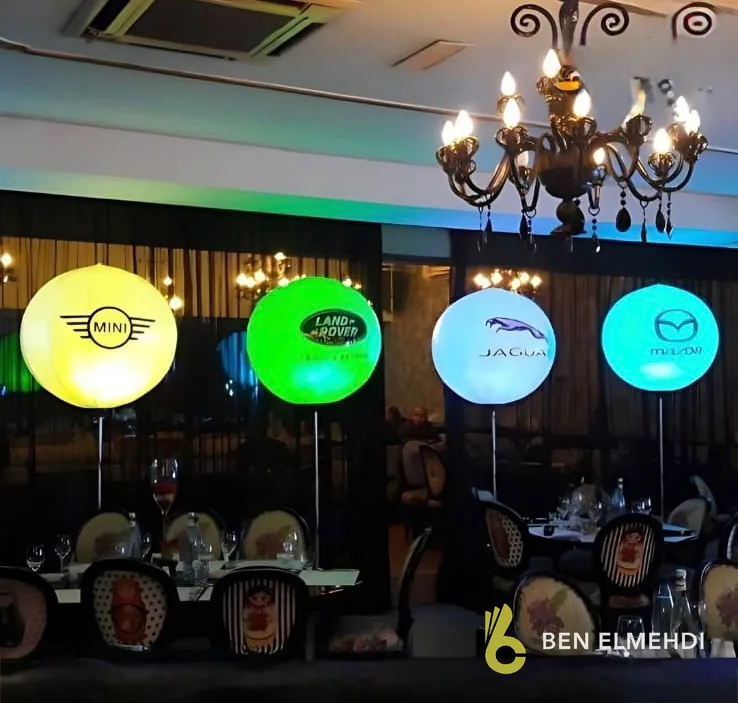 Ballons lumineux aux logos de marques automobiles pour un dîner