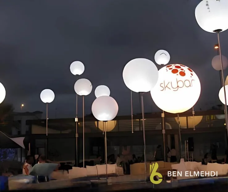 Ballons lumineux sur pied pour une soirée en terrasse