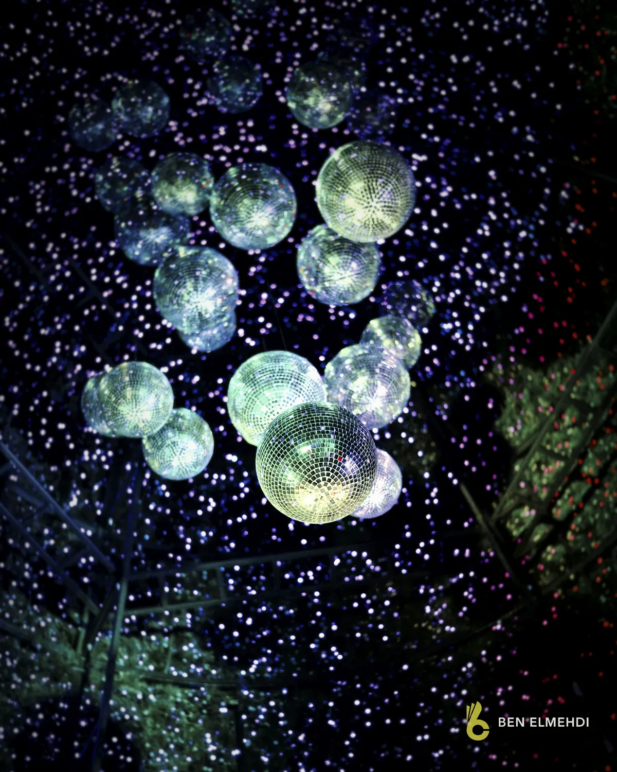 Sphères lumineuses suspendues dans la nuit