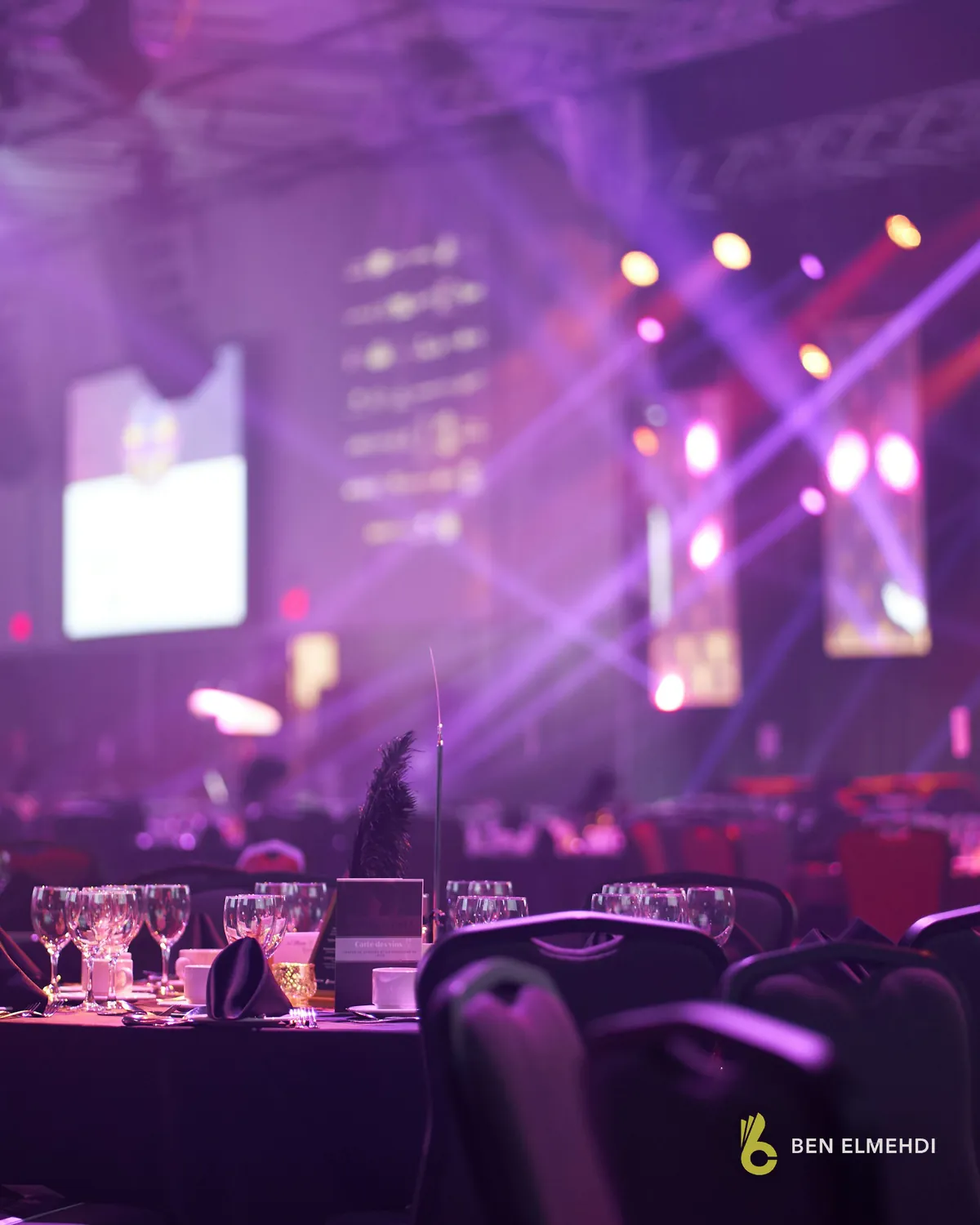 Dîner de gala sous des lumières de scène violettes