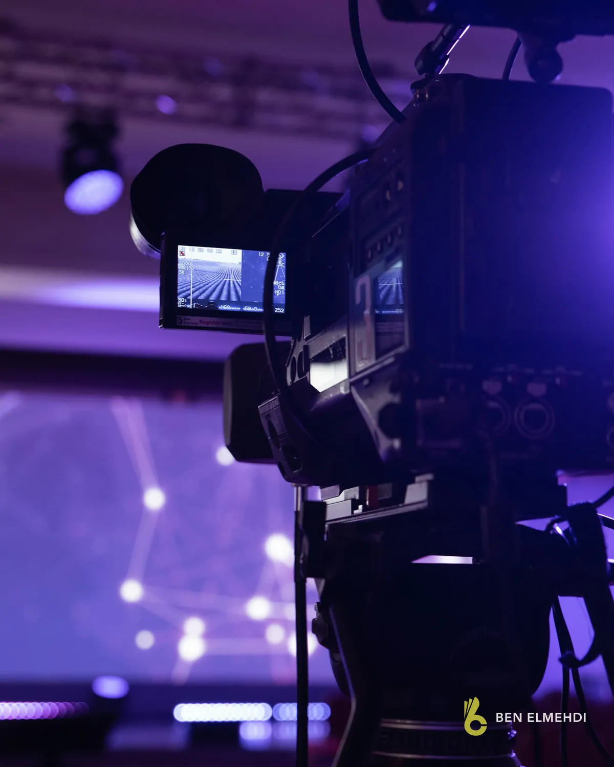 Caméra professionnelle sur trépied filmant une conférence